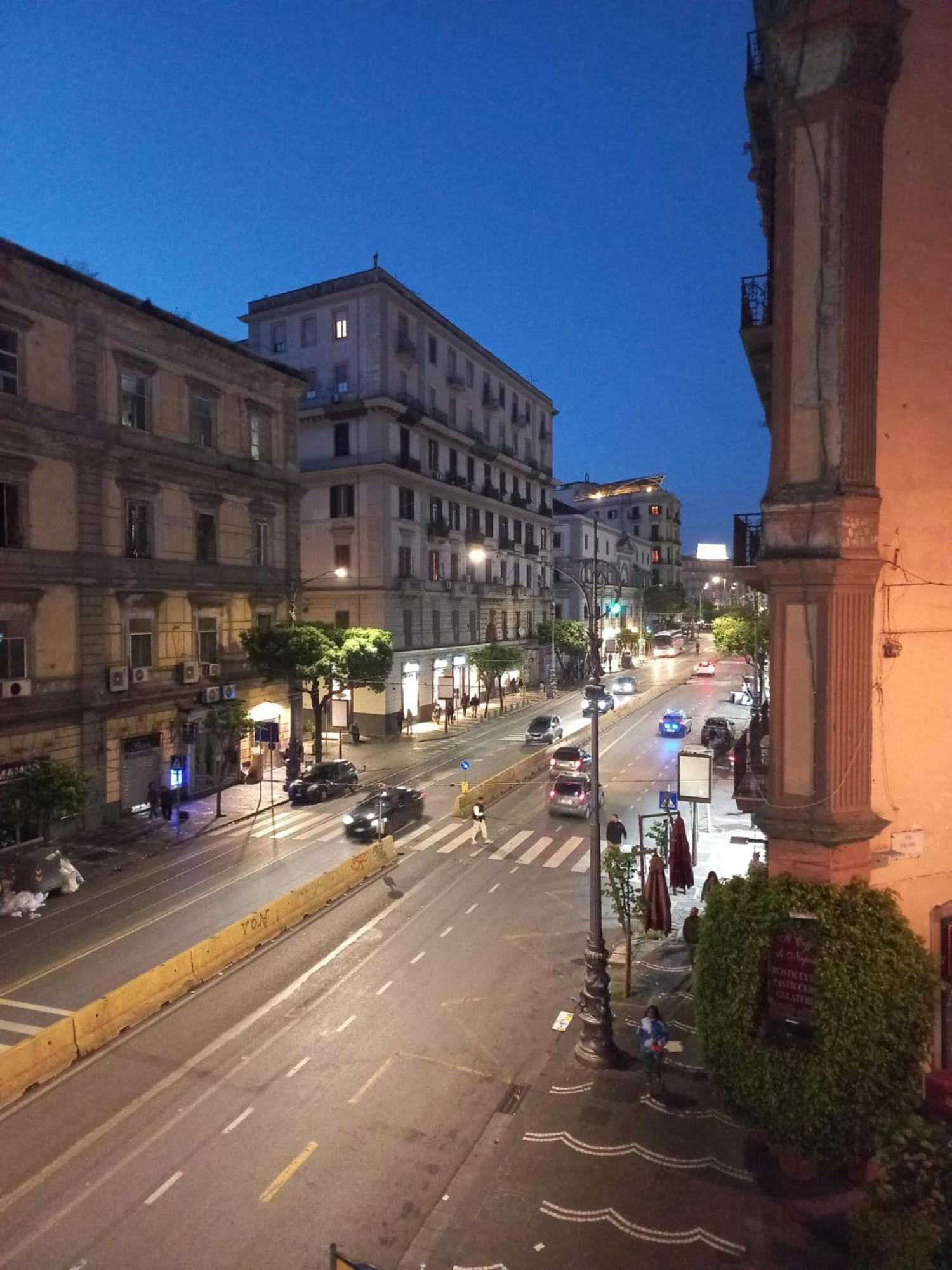 Apartamento La Dimora Di Cinzia Nápoles Exterior foto
